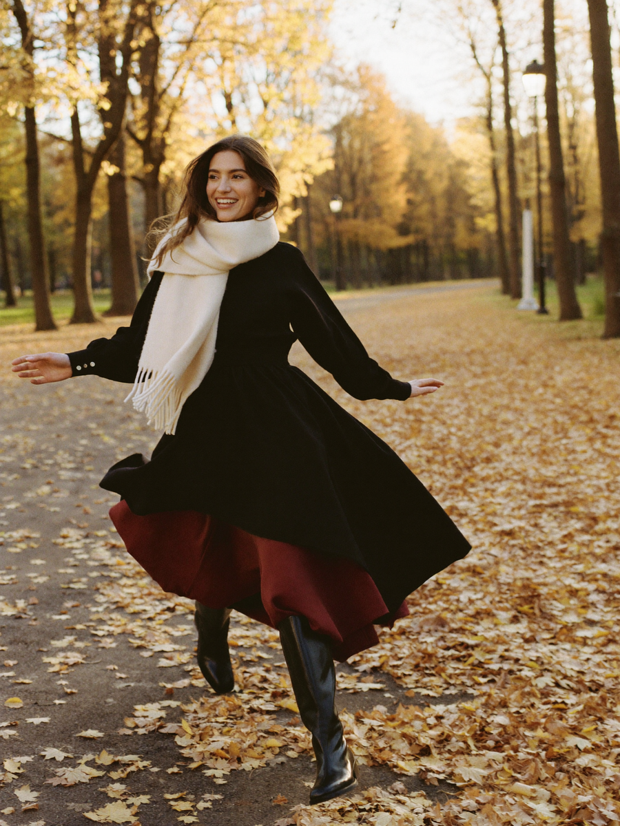 Midikleid mit Stiefeln